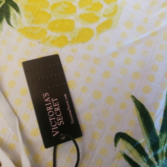 VICTORIA SECRET KEY CHAIN  EAR BUD FLORAL CASE NWT - Picture 5 of 6